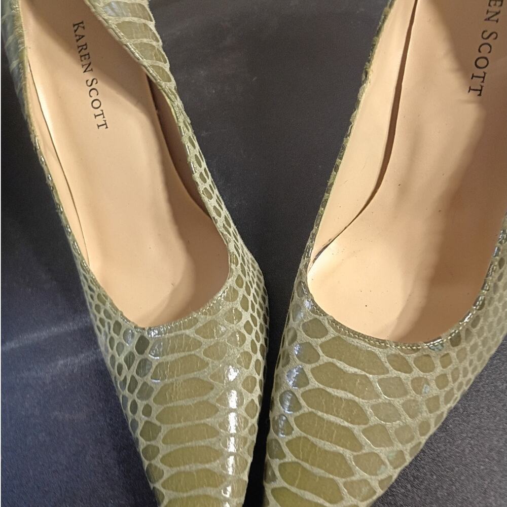 Karen Scott Marlo Pumps 8M Olive Sage Green Embossed Leather Pointed Toe Heels - Picture 5 of 12